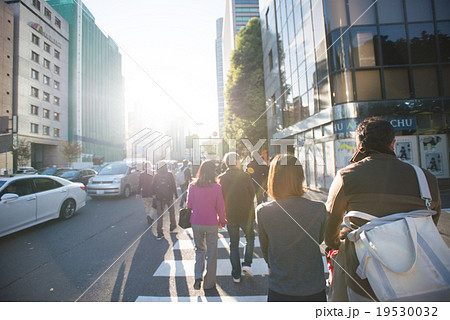 都会の横断歩道の写真素材