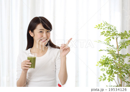 青汁を紹介する若い女性 青汁を紹介する若い女性 19534126
