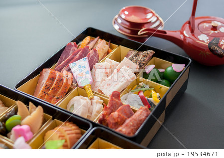 Web印刷に最適！　おせち料理 19534671