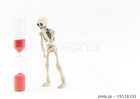 短い寿命にうろたえるガイコツ:Skeleton on the verge of death 19538103