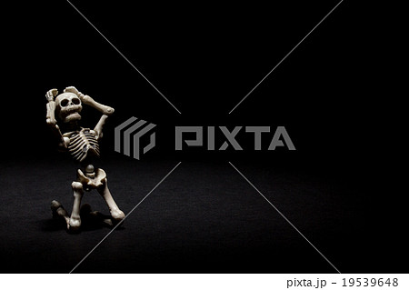 罪にさいなむガイコツ:Skeleton suffering in the dark 罪にさいなむガイコツ:Skeleton suffering in the dark 19539648