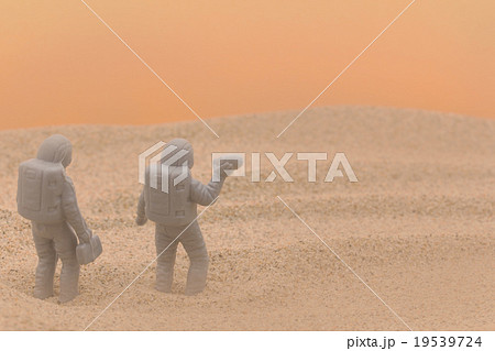 火星を探索する宇宙飛行士イメージ: Astronauts on Mars 火星を探索する宇宙飛行士イメージ: Astronauts on Mars 19539724