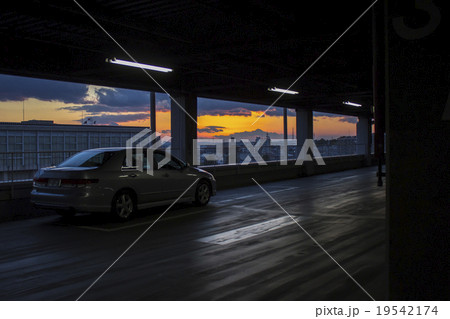 夕日と自動車の後ろ姿 19542174