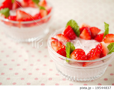 イチゴのムース　ドット背景　（横位置） 19544837