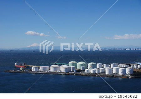 千葉ポートタワーから千葉港越しに冬晴れの富士山を望む（千葉市） 19545032