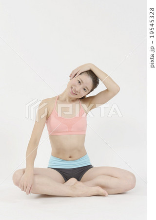 ストレッチするスタイルの良い若い女性 19545328