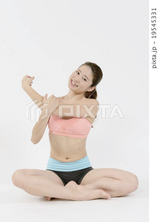 ストレッチするスタイルの良い若い女性 19545331