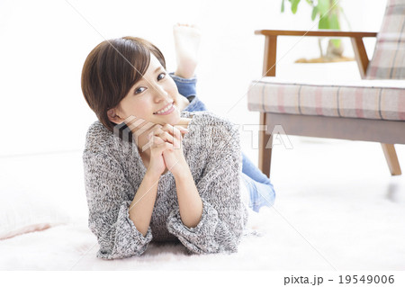 若い女性 19549006
