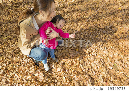 秋の公園で遊ぶ母と娘 秋の公園で遊ぶ母と娘 19549733