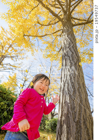 秋の公園で遊ぶ女の子 19549737