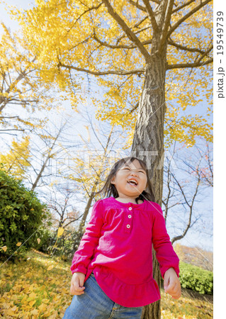 秋の公園で遊ぶ女の子 19549739