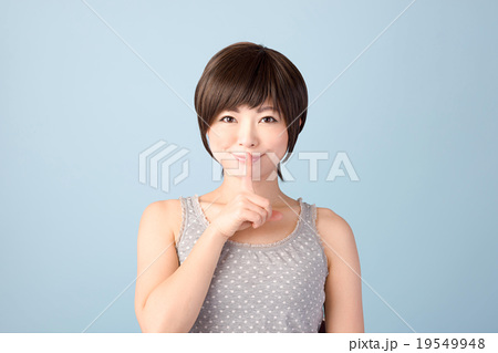風呂上がりの女性 きれいな女性 唇に指をあてるの写真素材