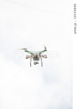 飛ぶドローン 19550899