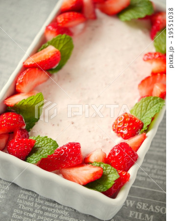 いちごのムース　（縦位置ハイアングル） 19551038