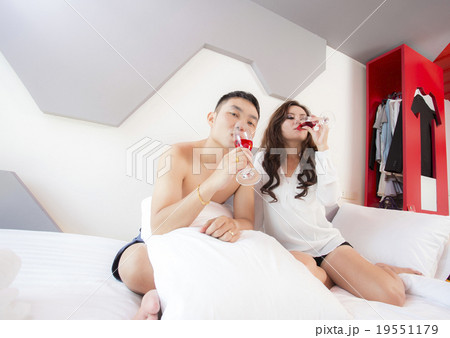 Young couple drinking wine 19551179