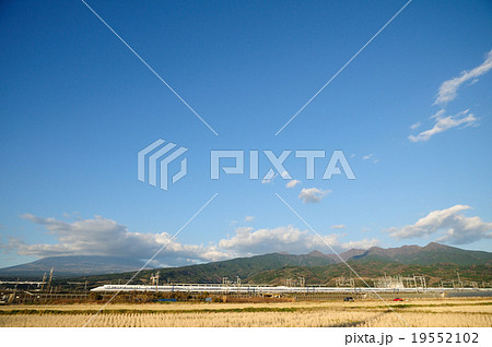 雲に隠れた富士山と愛鷹山の麓を駆け抜ける東海道新幹線のN700系電車 雲に隠れた富士山と愛鷹山の麓を駆け抜ける東海道新幹線のN700系電車 19552102