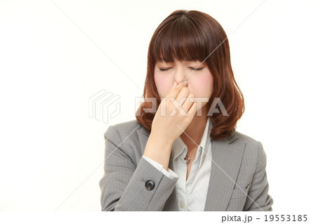 悪臭に辟易するビジネスウーマン 悪臭に辟易するビジネスウーマン 19553185