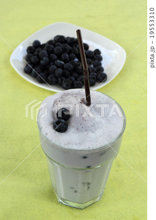 Blueberry milk shake 19553310