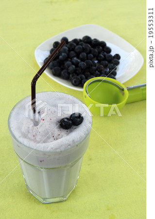 Blueberry milk shake 19553311