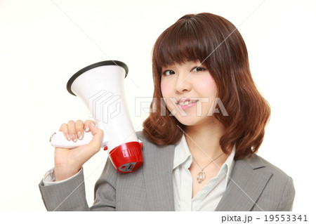 メガホンを持つビジネスウーマン 19553341