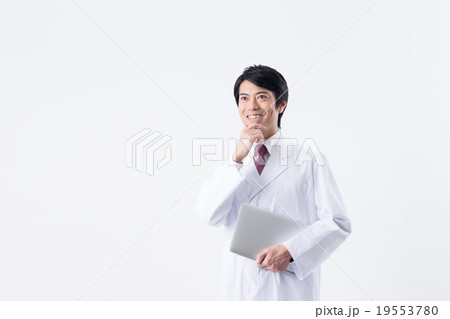 白衣の男性 19553780