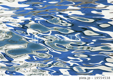 水面 みなも 揺らぎ 模様 水辺 岸辺 海辺 水 青 いわき市 アクアマリン福島の写真素材