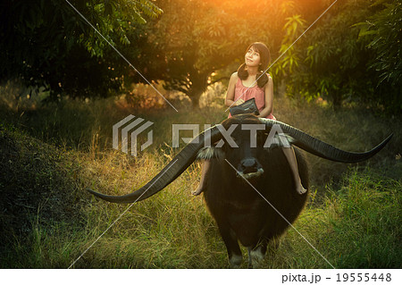 country girl listen to radio 19555448