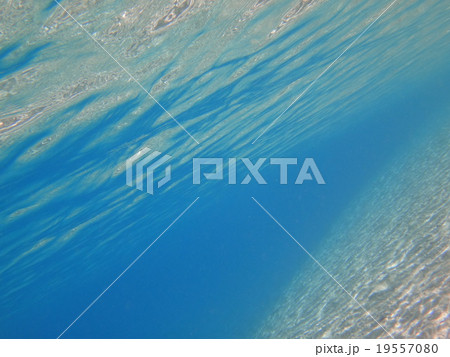 水中から輝く水面そして海底を見つめて 白 青 In クック諸島の写真素材