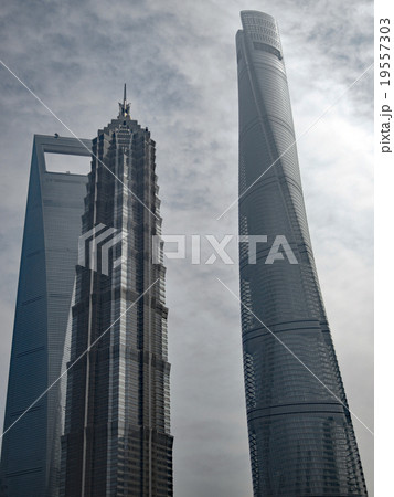 上海 浦東・陸家嘴(プードン・ルージャーズイ)にて 右から上海中心大厦 金茂大厦 上海環球金融中心 上海 浦東・陸家嘴(プードン・ルージャーズイ)にて 右から上海中心大厦 金茂大厦 上海環球金融中心 19557303