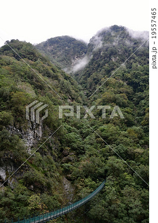 台湾 花蓮 太魯閣渓谷 燕子口の吊橋の写真素材 19557465 - PIXTA