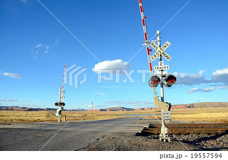 ルート６６沿線に残る景色（荒野の踏切） 19557594