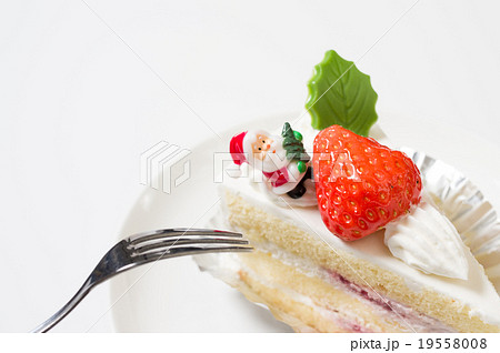 クリスマスケーキ ショートケーキ 銀紙あり アップ フォークで食べるの写真素材