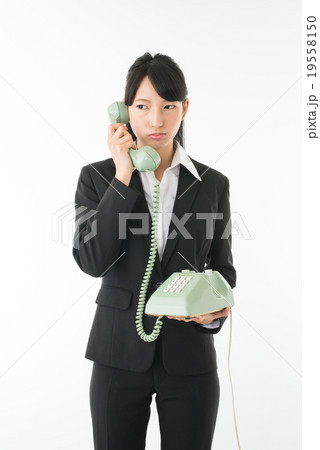 ビジネスウーマンと昭和の電話機 19558150