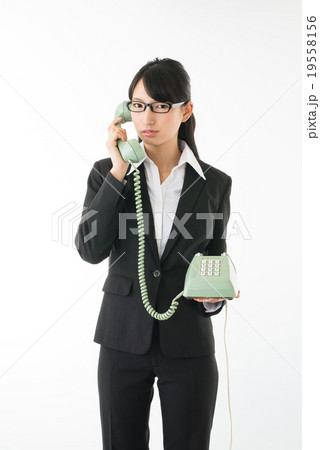 ビジネスウーマンと昭和の電話機 19558156