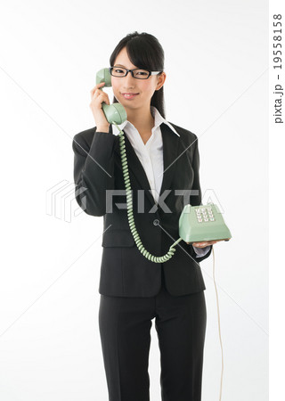ビジネスウーマンと昭和の電話機 19558158