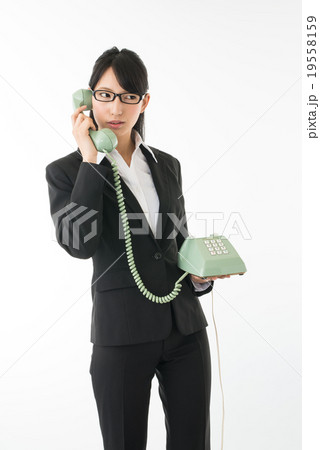 ビジネスウーマンと昭和の電話機 19558159