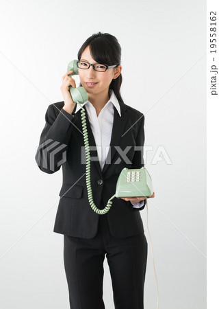 ビジネスウーマンと昭和の電話機 19558162