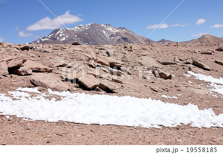 南米チリ北部、標高5000mのアタカマ高地の荒野とアンデスのチャナントール山の絶景 南米チリ北部、標高5000mのアタカマ高地の荒野とアンデスのチャナントール山の絶景 19558185