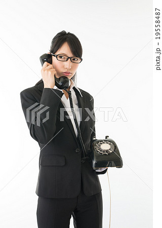 黒電話と女の子 19558487