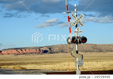 ルート６６沿線に残る景色（荒野の踏切） 19559440