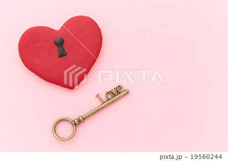 ハート型アイシングクッキーと鍵: icing cookie and key 19560244