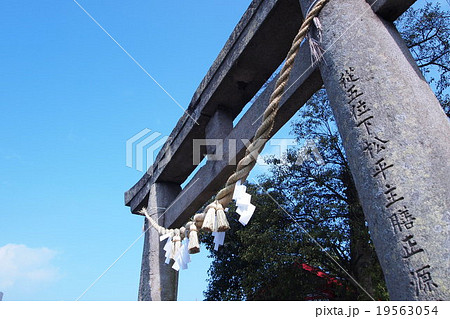 鳥居と青い空 19563054