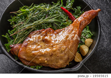 チキンの香草(ローズマリー)焼 iron pan and herb roasted chicken チキンの香草(ローズマリー)焼 iron pan and herb roasted chicken 19565615