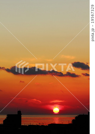 瀬戸内の播磨灘に燃え上がる幻想的なだるま夕日・夕焼けと浮島 19567329