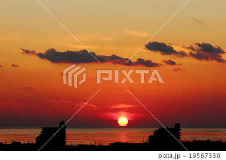 瀬戸内の播磨灘に燃え上がる幻想的なだるま夕日・夕焼けと浮島 19567330