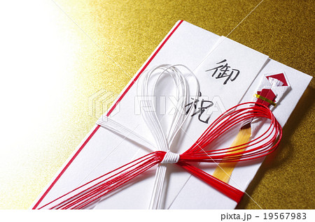 のし袋 御祝 蝶結び 手書き 水引紅白 金背景 正面の写真素材