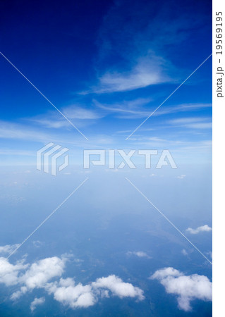 青空の背景イメージ完成予想図パース素材機内撮影縦 19569195