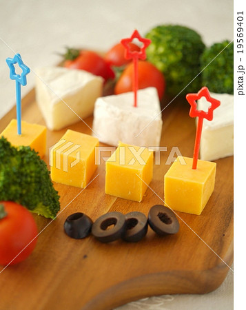 ゴーダチーズ、カマンベールチーズ盛り合わせ (縦位置) ゴーダチーズ、カマンベールチーズ盛り合わせ (縦位置) 19569401