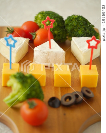 ゴーダチーズ、カマンベールチーズ盛り合わせ ゴーダチーズ、カマンベールチーズ盛り合わせ 19569402