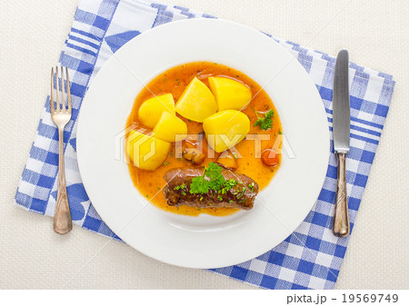 Roulades beef with potato, sauce, top view 19569749